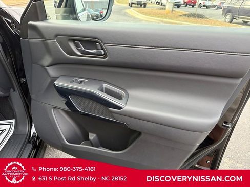 Certified 2025 Nissan Pathfinder SV image 38