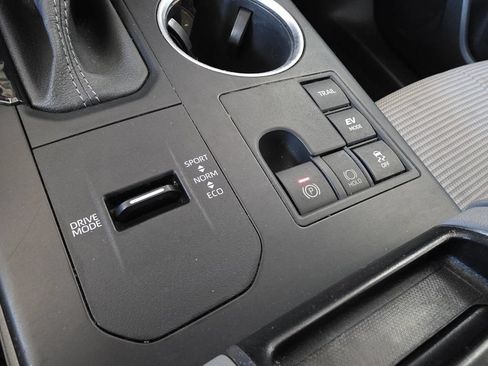 Used 2023 Toyota Highlander LE AWD/4WD image 26