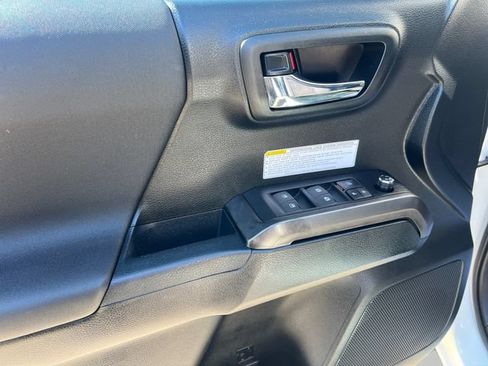 Used 2017 Toyota Tacoma TRD Off-Road w/ Premium & Technology Package AWD/4WD image 10