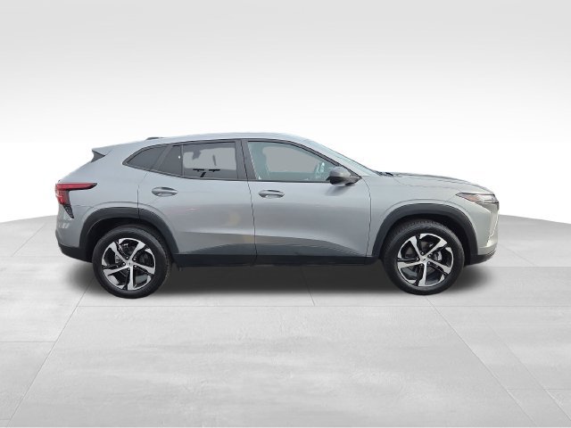 Used 2024 Chevrolet Trax RS w/ Sunroof Package FWD image 6