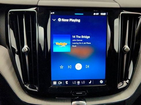 Used 2025 Volvo XC60 B5 Plus image 18