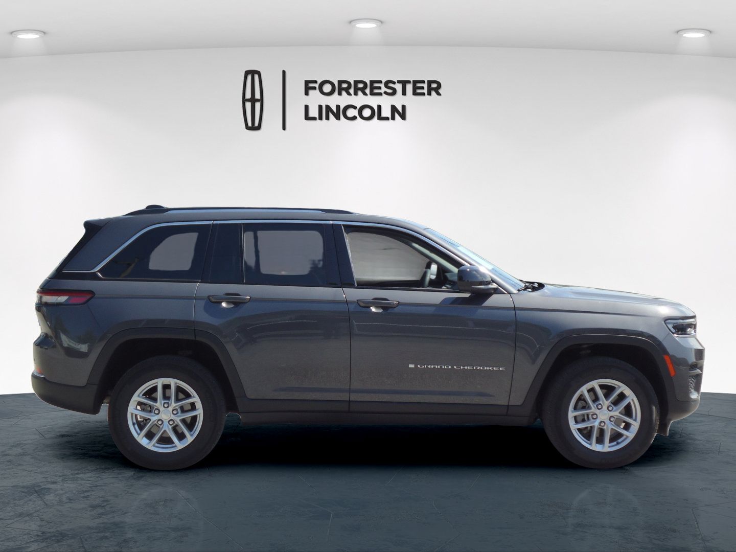 Used 2023 Jeep Grand Cherokee Laredo X AWD/4WD image 2