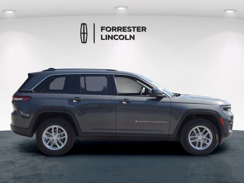 Used 2023 Jeep Grand Cherokee Laredo X AWD/4WD image 2