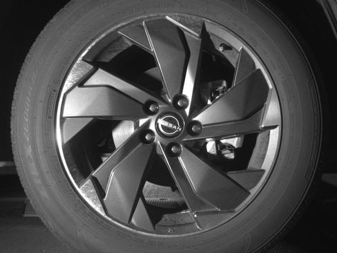 Used 2025 Nissan Rogue SV FWD image 13