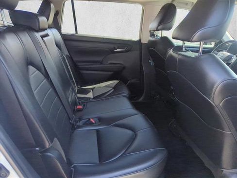 Used 2023 Toyota Highlander XLE FWD image 27