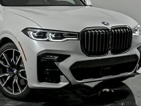 Used 2022 BMW X7 xDrive40i w/ M Sport Package AWD/4WD image 2