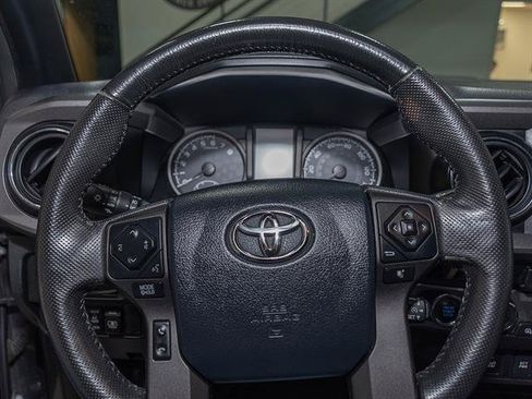 Used 2017 Toyota Tacoma TRD Sport AWD/4WD image 12