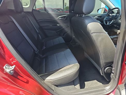 Used 2025 Chevrolet Trax LT w/ LT Convenience Package FWD image 11
