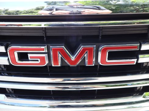 Used 2023 GMC Acadia SLE w/ Driver Convenience Package FWD image 50