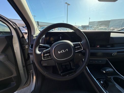 Certified 2025 Kia Carnival EX FWD image 12