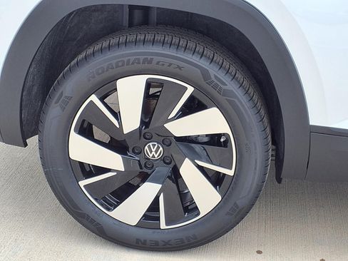 New 2026 Volkswagen Atlas Cross Sport SE FWD image 5