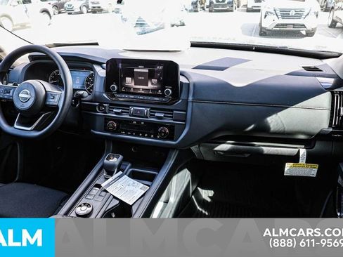 Used 2025 Nissan Pathfinder S image 32