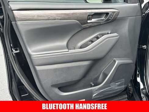 New 2026 Toyota Highlander Platinum image 3
