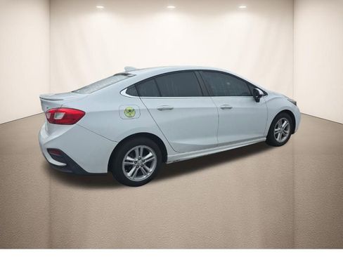 Used 2017 Chevrolet Cruze LT w/ Convenience Package image 4