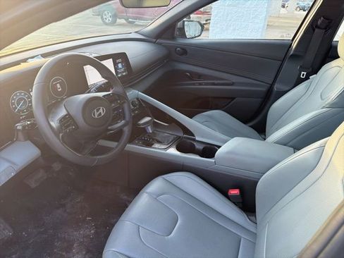 Used 2025 Hyundai Elantra Limited image 4