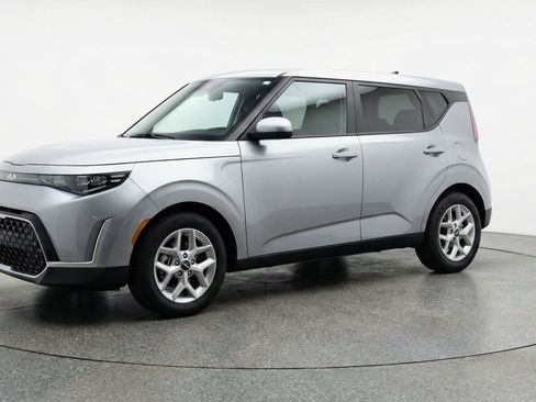 Used 2025 Kia Soul LX w/ LX Technology Package FWD image 3