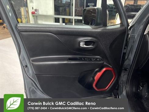 Used 2017 Jeep Renegade Trailhawk AWD/4WD image 13