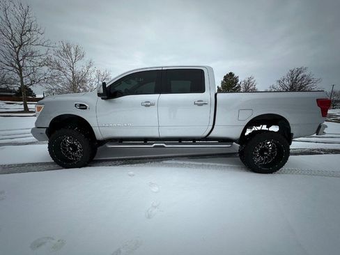 Used 2017 Nissan Titan SL w/ Chrome Package image 4