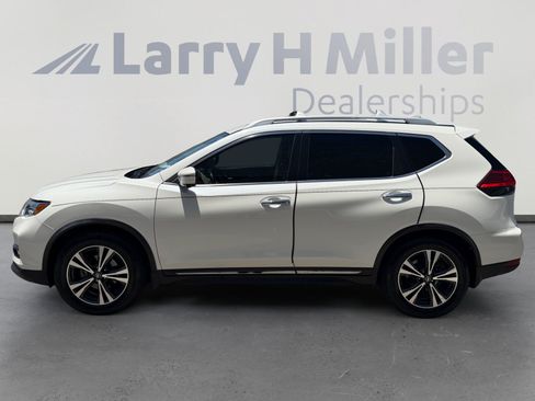 Used 2017 Nissan Rogue SL w/ SL Premium Package FWD image 2