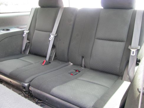 Used 2010 Chevrolet Suburban LS RWD image 12