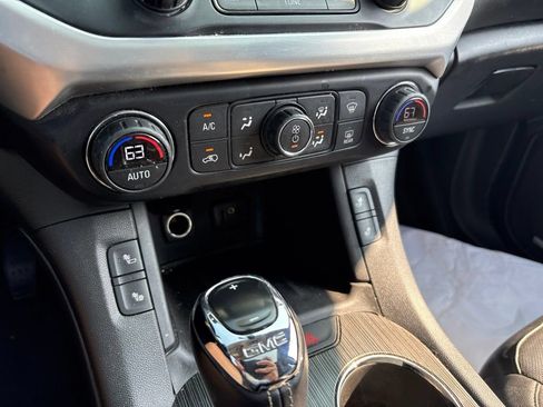 Used 2017 GMC Acadia SLT FWD image 25