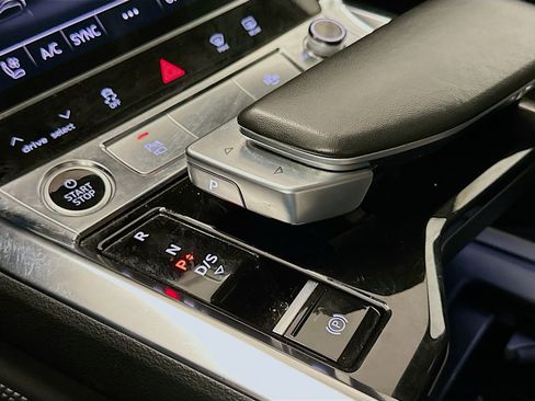 Used 2023 Audi e-tron Premium Plus w/ Premium Plus Package image 25