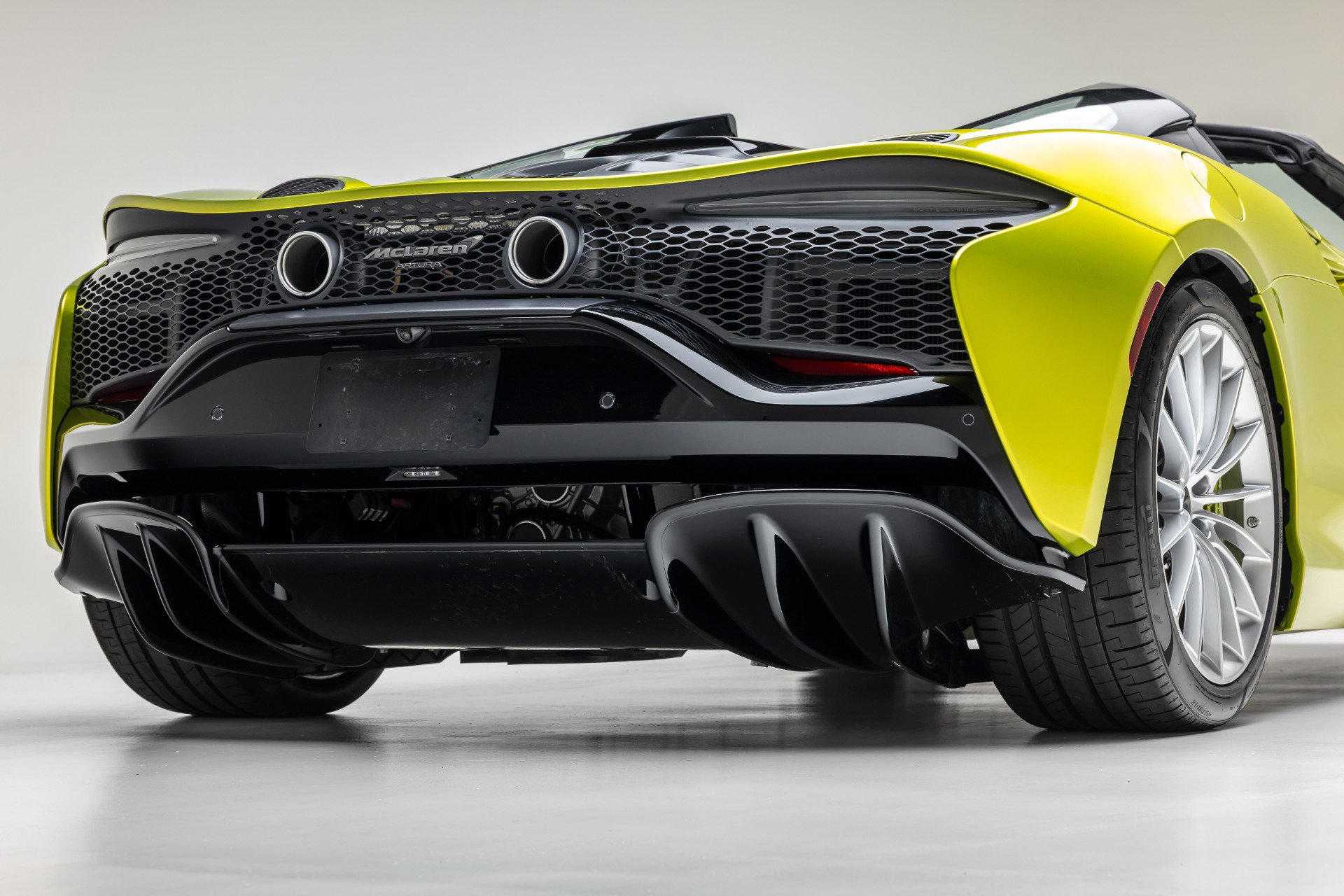 Used 2025 McLaren Artura Spider RWD image 24