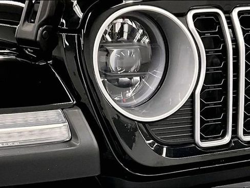 Used 2025 Jeep Wrangler Unlimited Sahara w/ Safety Group image 33