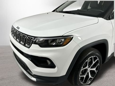 Used 2024 Jeep Compass Limited image 28