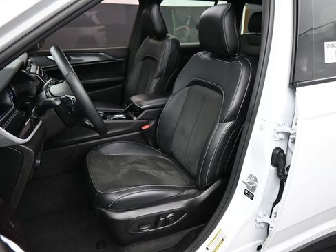 Used 2022 Jeep Grand Cherokee Altitude AWD/4WD image 18