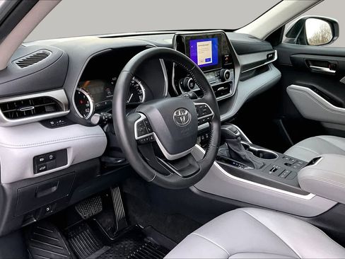 Used 2023 Toyota Highlander XLE AWD/4WD image 17