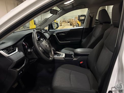 Used 2025 Toyota RAV4 XLE AWD/4WD image 9