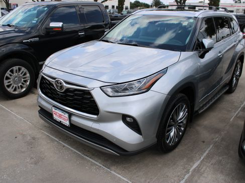 Used 2023 Toyota Highlander Platinum FWD image 6