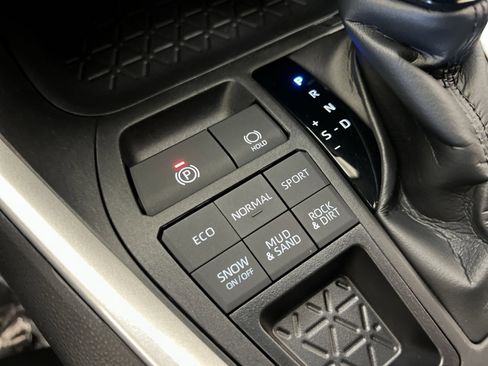 Used 2024 Toyota RAV4 LE AWD/4WD image 31