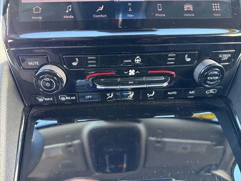 Certified 2023 Jeep Grand Cherokee Limited image 24