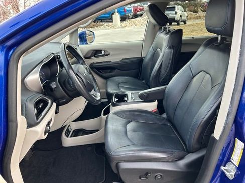 Used 2021 Chrysler Pacifica Touring-L w/ Uconnect Theater Family Group image 21