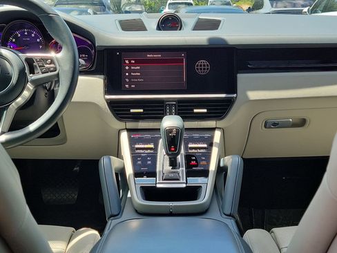 Certified 2022 Porsche Cayenne AWD/4WD image 22