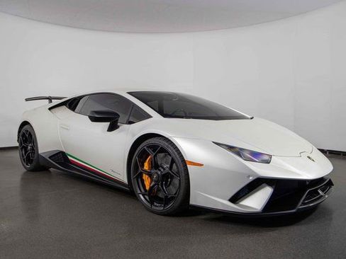 Used 2018 Lamborghini Huracan Performante image 2