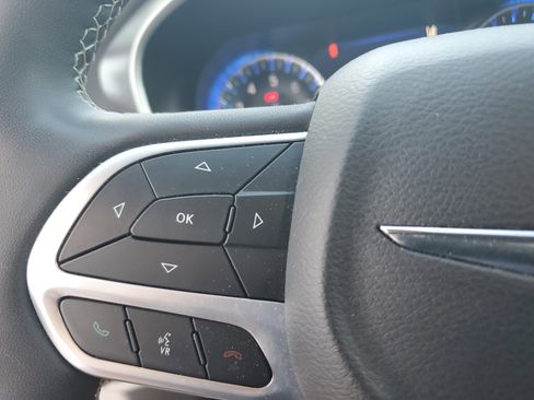 Used 2024 Chrysler Pacifica Touring-L image 29