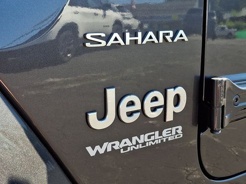 Used 2022 Jeep Wrangler Unlimited Sahara w/ Cold Weather Group AWD/4WD image 30