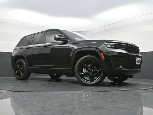 Used 2022 Jeep Grand Cherokee Altitude AWD/4WD image 27