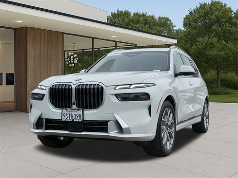 Used 2025 BMW X7 xDrive40i image 2