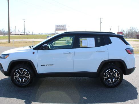 Used 2025 Jeep Compass Trailhawk AWD/4WD image 6