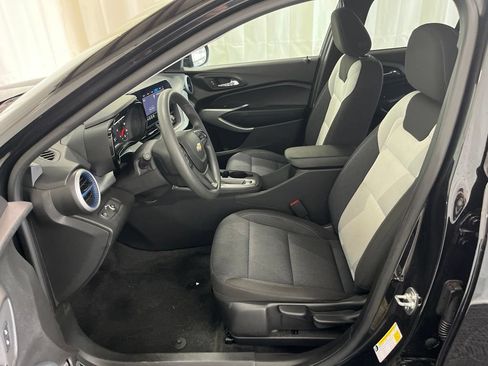 Used 2024 Chevrolet Trax LS w/ LS Convenience Package FWD image 3