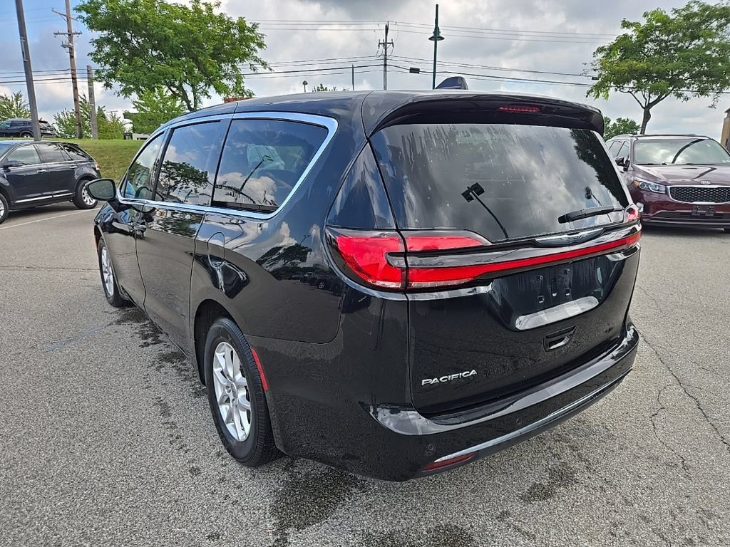 Used 2023 Chrysler Pacifica Touring-L FWD image 7
