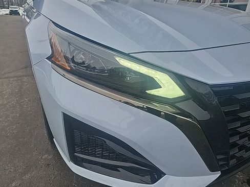 Used 2023 Nissan Altima 2.5 SR w/ SR Premium Package image 7
