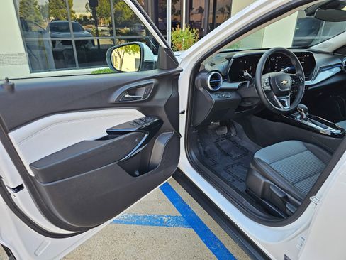 Used 2025 Chevrolet Trax LT w/ LT Convenience Package image 15