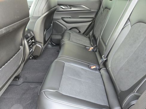 New 2025 Jeep Grand Cherokee Altitude image 19