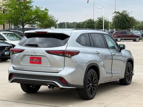 Used 2025 Toyota Highlander XSE AWD/4WD image 4