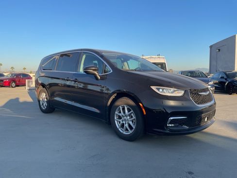 Used 2023 Chrysler Pacifica Touring-L image 1